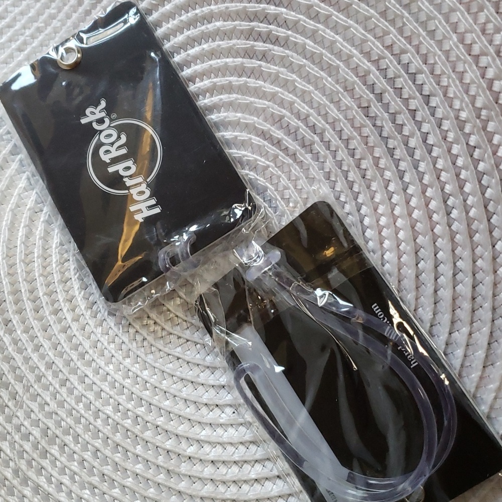 Hard Rock NWT 2 (two)Luggage Bag Tags. Original Packaging.Black UNISEX (BIN 008)